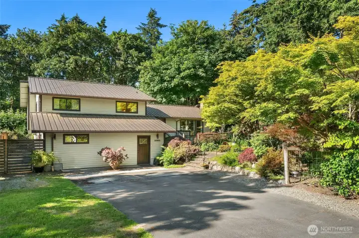 Welcome to this lovely home, in excellent condition, with four bedrooms, abundant natural light and mature landscaping.