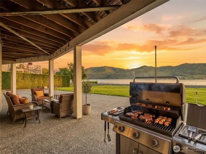 The full-length covered deck offers shelter from the sun's rays and a delightful place to dine Lake Chelan style.