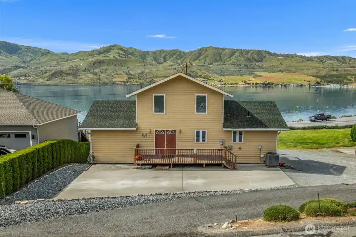This home's location, Chelan Hills amenities, and opportunities to put sweat equity to work for you make this a wonderful place to live part-time (nice!), live full-time (even better!), and/or add to your investment portfolio (wise!)