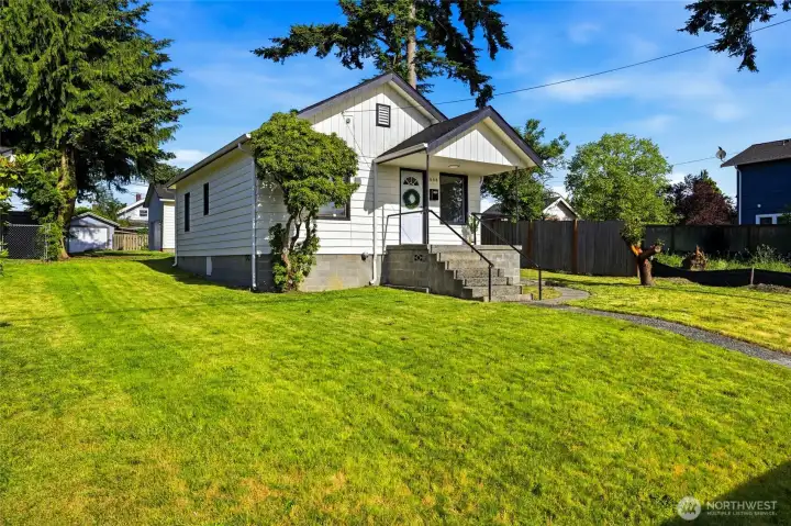 Spacious 6,098 SF lot with alley access Spacious 6,098 SF lot with alley access
