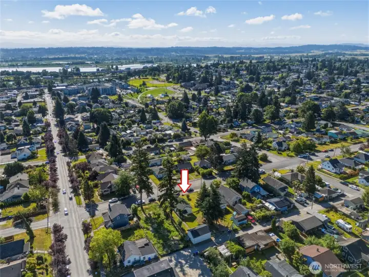 Easy access to shopping, dining, and commuter routes. Easy access to shopping, dining, and commuter routes.
