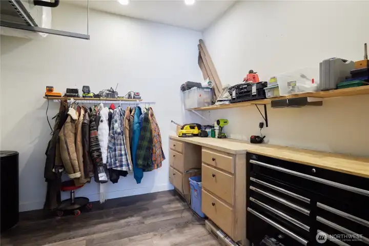 Utility room in Garage, built in work space