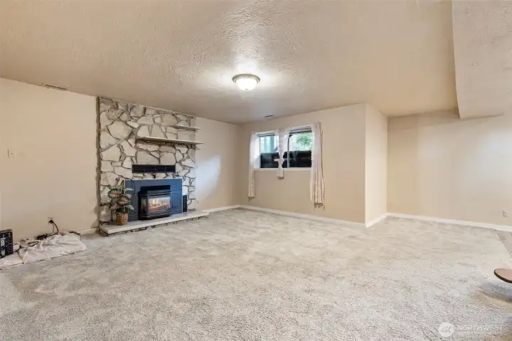 Downstairs livingroom w/ gas fireplace