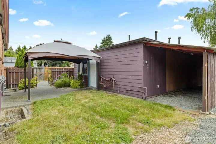 Gazebo between the home, and the garage/shop w/ bathroom