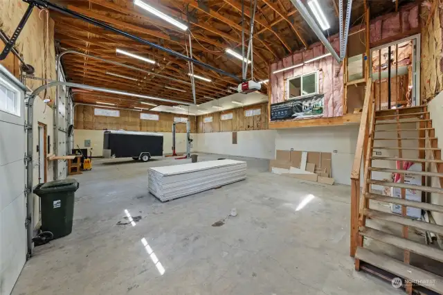 2000+ sq ft shop with unfinished office upstairs!