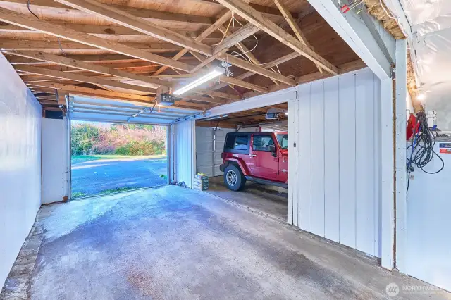 Cement slab floor, metal roof and interior is insulated