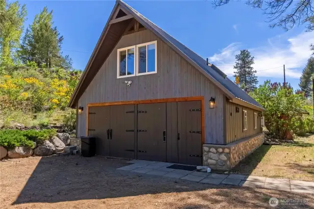 Rec bldg sleeps 6 with full bath, ping pong, foosball/movie/workout areas