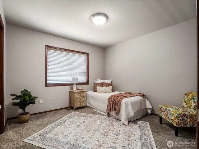 Bedroom 3 w/walk-in closet