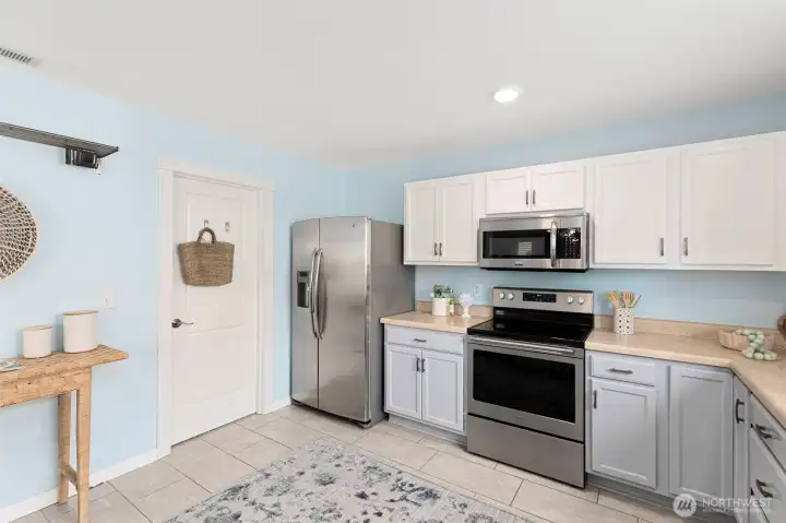 Wonderful kitchen, large pantry walk through to the 2 car garage.