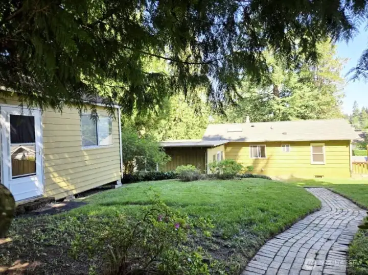 Hobby/craft shed and path to Shop