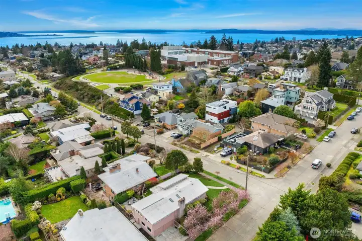Looking back to the SW. Note just a block from Ella Bailey Park and Magnolia Elementary. Despite the close access, it is a quiet corner lot.