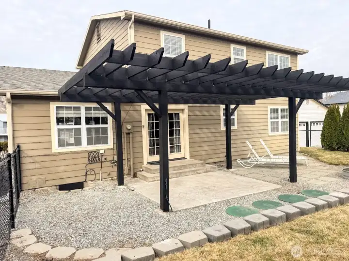 backyard patio w/pergola