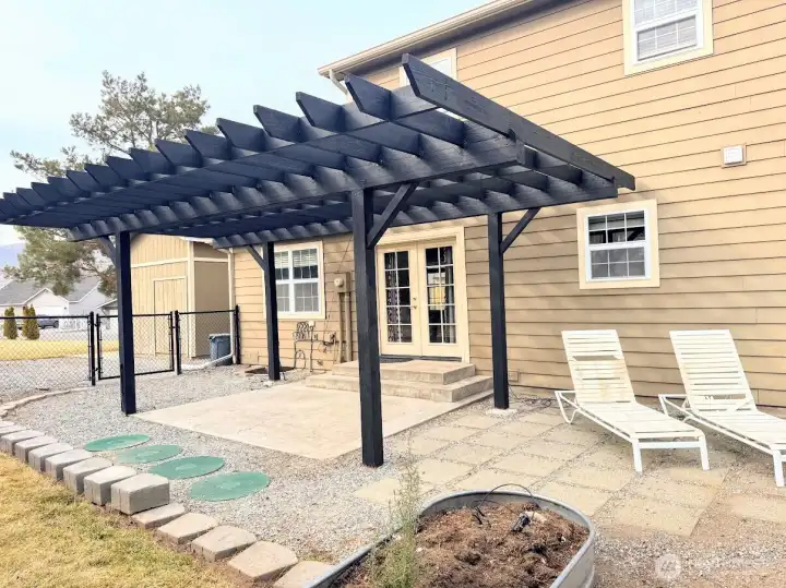backyard patio w/pergola