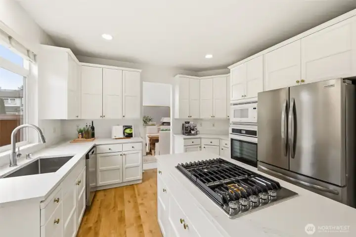Spacious chef’s kitchen with abundant cabinetry and prep space Spacious chef’s kitchen with abundant cabinetry and prep space