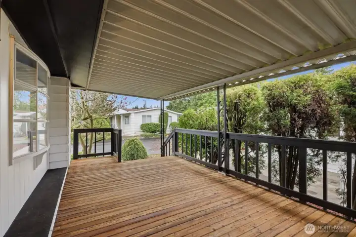 Large covered deck great for outdoor entertaining