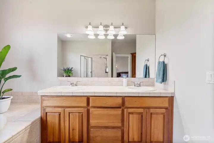 Primary En-Suite with Dual Sinks, Separate Shower and Jetted Tub