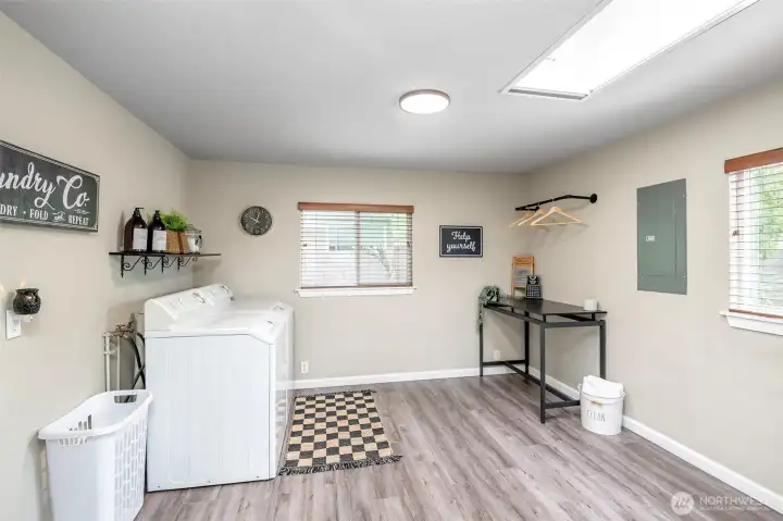 Additional utility/bonus room has many possibilities and a skylight