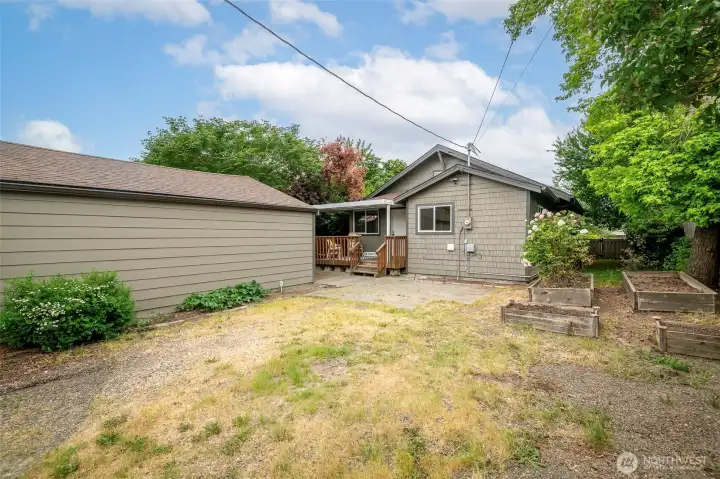 Garage is steps from the covered deck for easy access when bringing groceries in