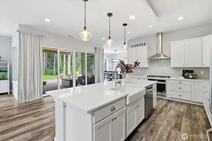 5 burner gas stove, double oven, all appliances can stay. 5 burner gas stove, double oven, all appliances can stay.