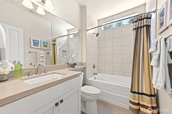 full guest bathroom tastefully kept