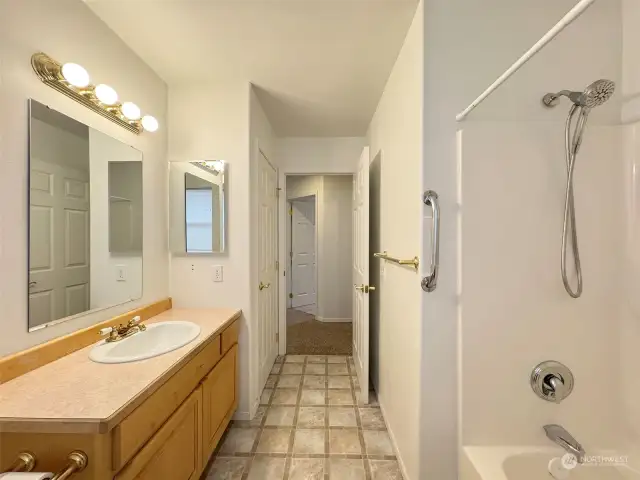 Guest Bathroom tub/ shower