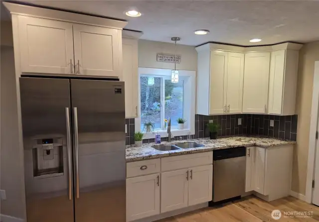 Perfect layout for the kitchen. Also has gas Stove & Microwave.