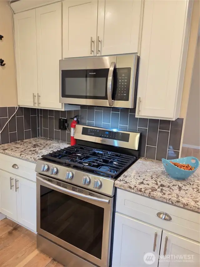 Gas Cooktop & tons of counterspace.