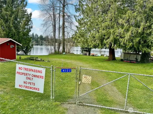 Wonderful private park with lake access! Keep your kayak here!