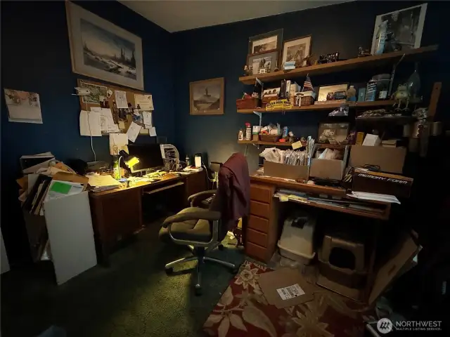 Office next to guest bedroom