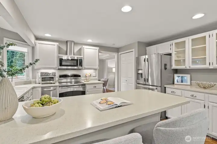 Enjoy easy conversation with the cook—perfect for sharing a glass of wine in the evening or coffee in the morning.