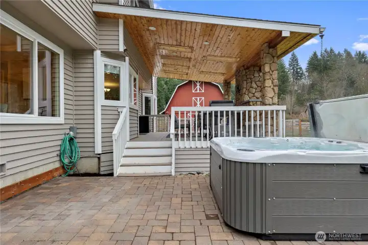 Relax and unwind in this beautifully maintained, modern hot tub — ideal for cozy winter evenings, stargazing summer nights, or everyday stress relief.