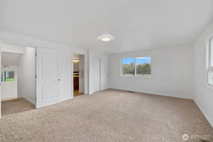 Washer/dryer in closet right outside of Primary room