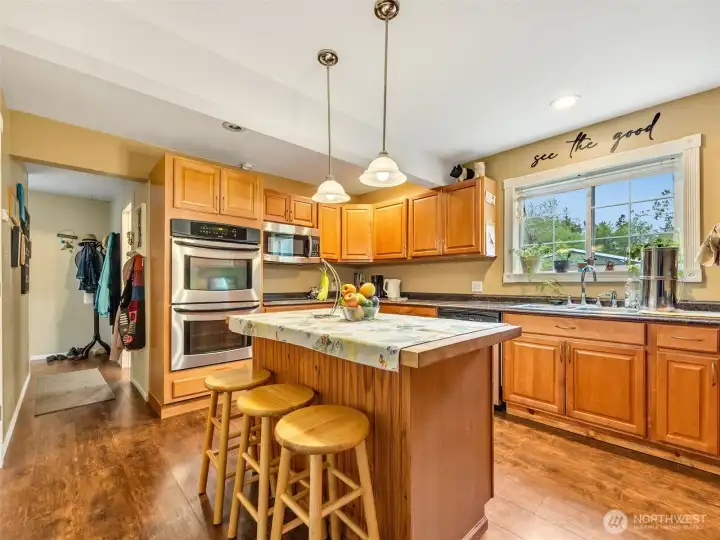 Double oven, microwave, and glass cooktop are a chef's delight!
