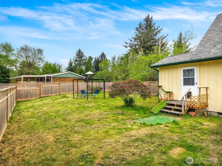 Fenced yard, perfect for pets or gardening
