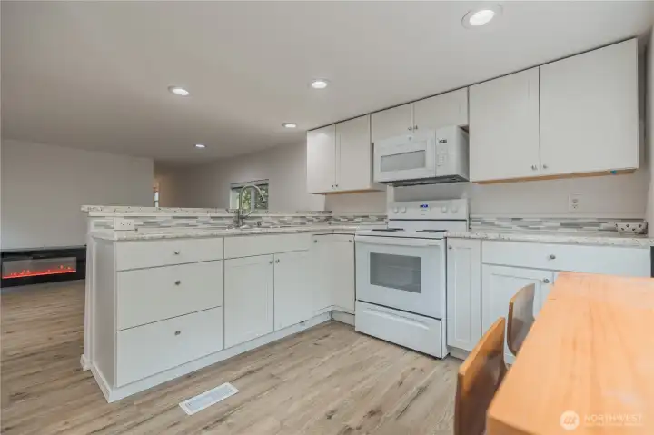 Kitchen Bar & Mosaic Tile Backsplash