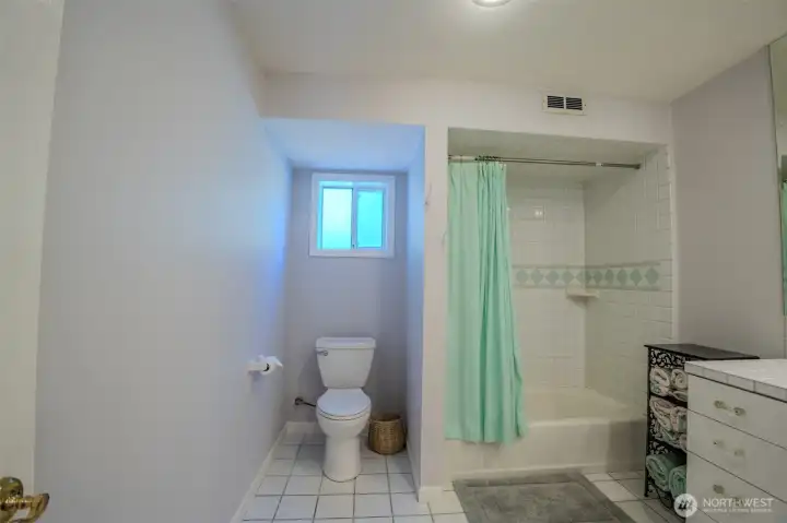 Large full bathroom Large full bathroom