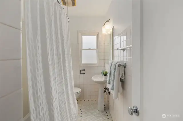 Main floor full bathroom