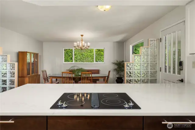 You'll love this spacious dining area and counter, perfect for large gatherings.