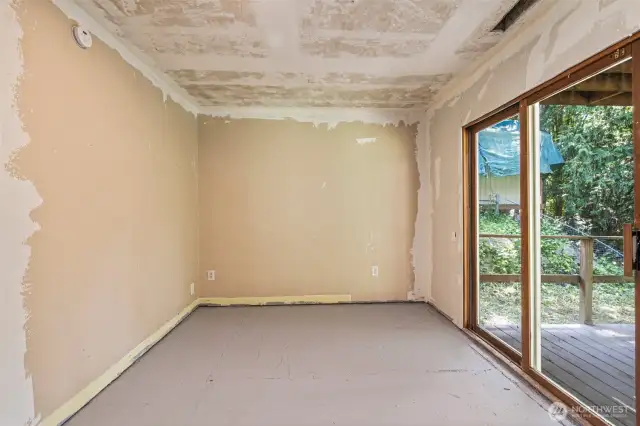 This room includes sliding glass door and addtional deck