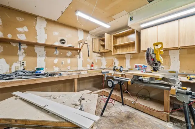 With a built in air compressor and vaccum make this shop a dream!