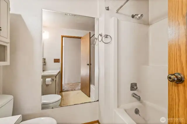 Another view of the bathroom.