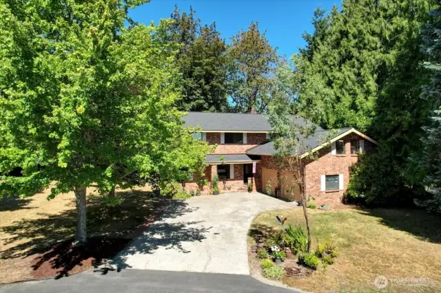 Park in the generous driveway, or against lawn in culdesac.