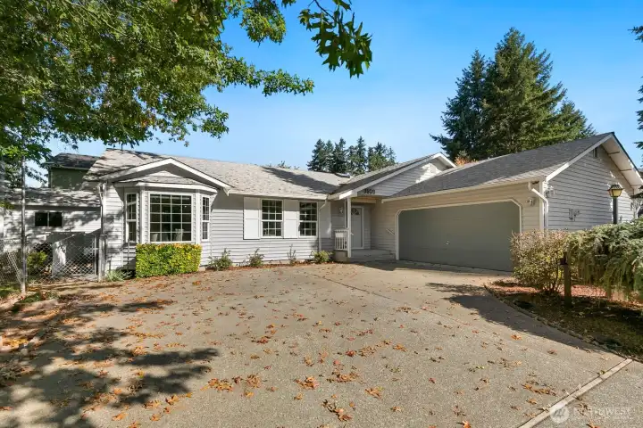 Well maintained rambler in Renton Highlands!