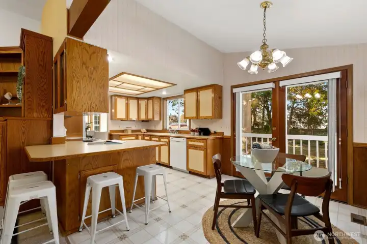 Kitchen offers wrap-around breakfast bar + designated breakfast nook.