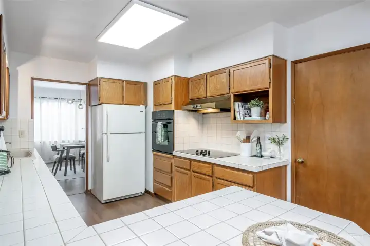 In-counter ceramic cooktop separate from oven insert.