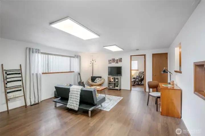 Additional finished room for leisure, entertaining, home business...