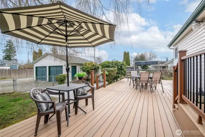 Beautiful, brand new, backyard Trex deck