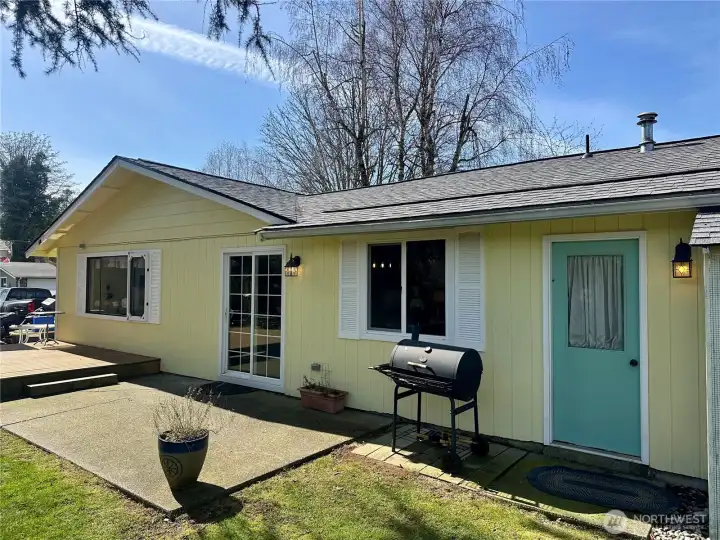 Wonderful deck and back yard, Perfect for summer time.
