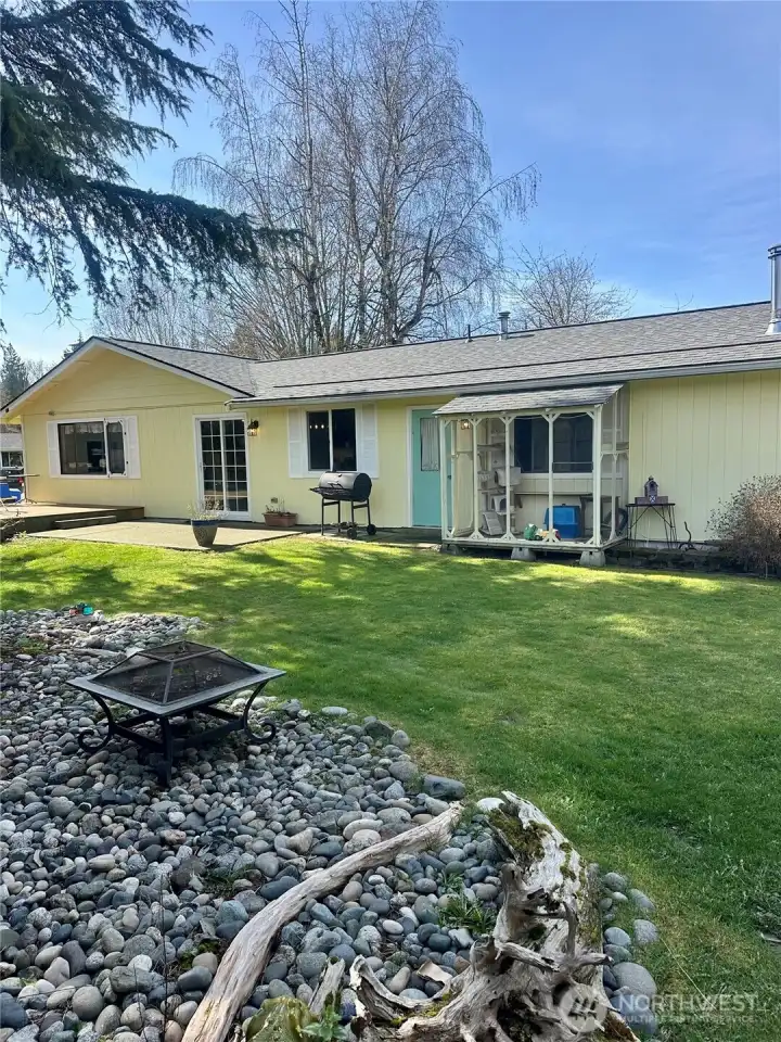 Wonderful deck and back yard, Perfect for summer time.