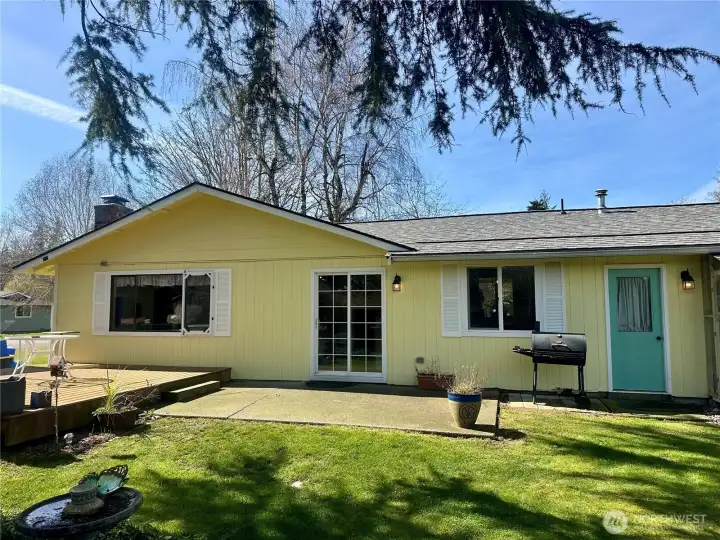 Wonderful deck and back yard, Perfect for summer time.